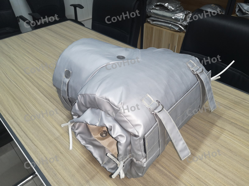 ? ? ? ?冬季氣溫逐漸變冷，我們大家自覺不自覺的都穿上了厚厚的衣服御寒。那么問題來了，我們的設(shè)備是否“穿暖”了？要不要穿些東西？穿哪些可以溫暖過冬？ ? ? ? ?石油，電力，化工等很多行業(yè)裝置每年冬季都會開展設(shè)備防凝凍工作，目的就是不凍壞一臺設(shè)備、一條管線。設(shè)備凝凍只是因為環(huán)境溫度的降低，解決這個問題常規(guī)來說不外乎就是做保溫。 ? ? ? ?為此，科好特開發(fā)了可以與閥門及設(shè)備一同工作的可拆裝保溫產(chǎn)品，安裝和拆卸變得容易，可反復(fù)使用。<a href=http://m.gzsat.com.cn/e/tags/?tagname=%E9%98%80%E9%97%A8%E4%BF%9D%E6%B8%A9 target=_blank class=infotextkey>閥門保溫</a>產(chǎn)品用材屬于輕質(zhì)柔性無石棉材料，在高度復(fù)雜和狹窄的區(qū)域同樣可以很好使用，無論是截止閥、球閥等均可安裝。通常用戶只需提供閥門名稱型號和同一型號數(shù)量清單即可訂購相應(yīng)的可拆卸<a href=http://m.gzsat.com.cn/e/tags/?tagname=%E9%98%80%E9%97%A8%E4%BF%9D%E6%B8%A9%E5%A5%97 target=_blank class=infotextkey><a href=http://m.gzsat.com.cn/e/tags/?tagname=%E9%98%80%E9%97%A8%E4%BF%9D%E6%B8%A9 target=_blank class=infotextkey>閥門保溫</a>套</a>了，特殊類型需要提供詳細規(guī)格或尺寸。可拆卸<a href=http://m.gzsat.com.cn/e/tags/?tagname=%E9%98%80%E9%97%A8%E4%BF%9D%E6%B8%A9 target=_blank class=infotextkey>閥門保溫</a>產(chǎn)品外觀漂亮整潔、表面可擦洗，環(huán)保，無污染。 ? ? ? ?給閥門穿上“保暖衣”，給企業(yè)“錦上添花”！